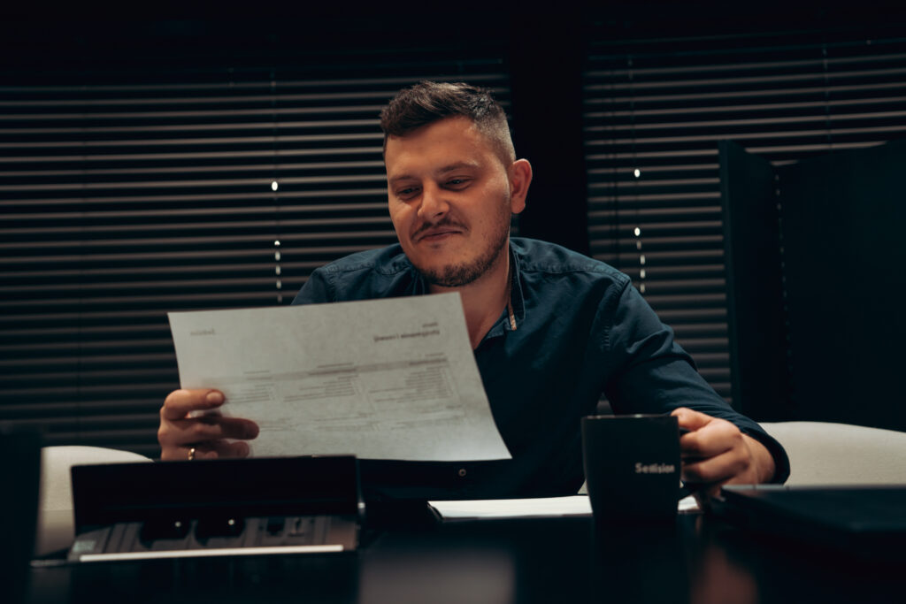 Usługi e-commerce Sellision – konsultant analizuje założenia wdrożenia