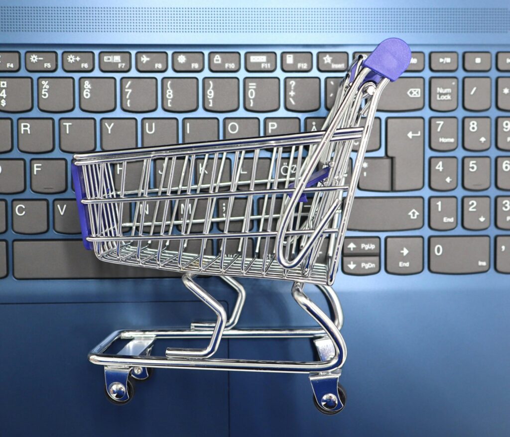 Cennik PrestaShop 2026: Ile naprawdę kosztuje wdrożenie sklepu? (Sellbox vs Custom)