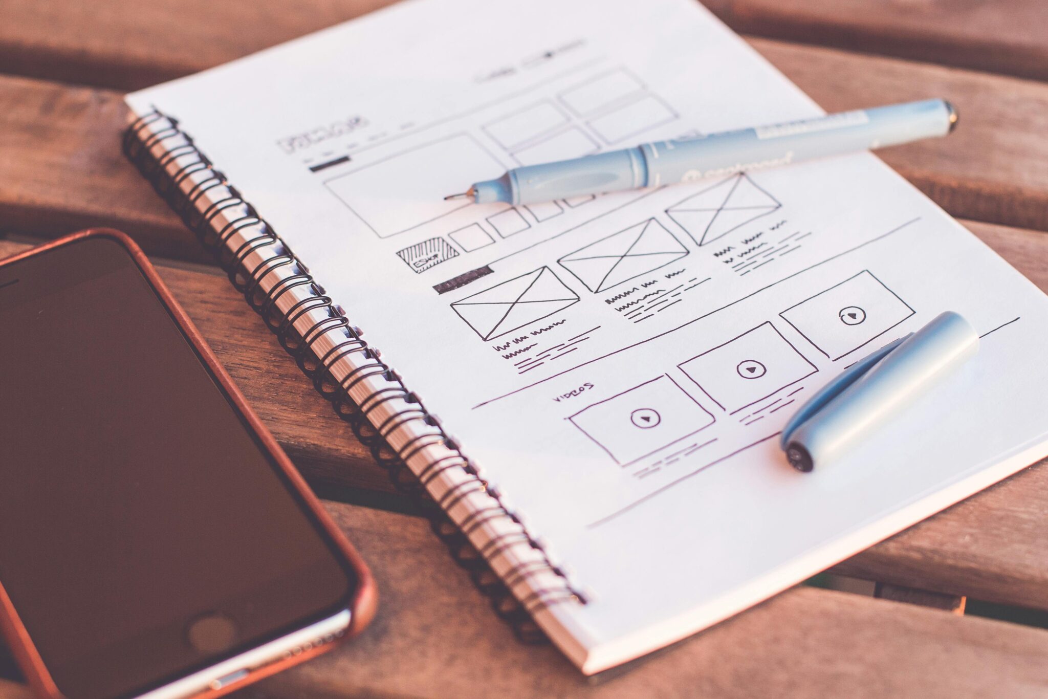 Notatnik z rysunkami i makietą design first