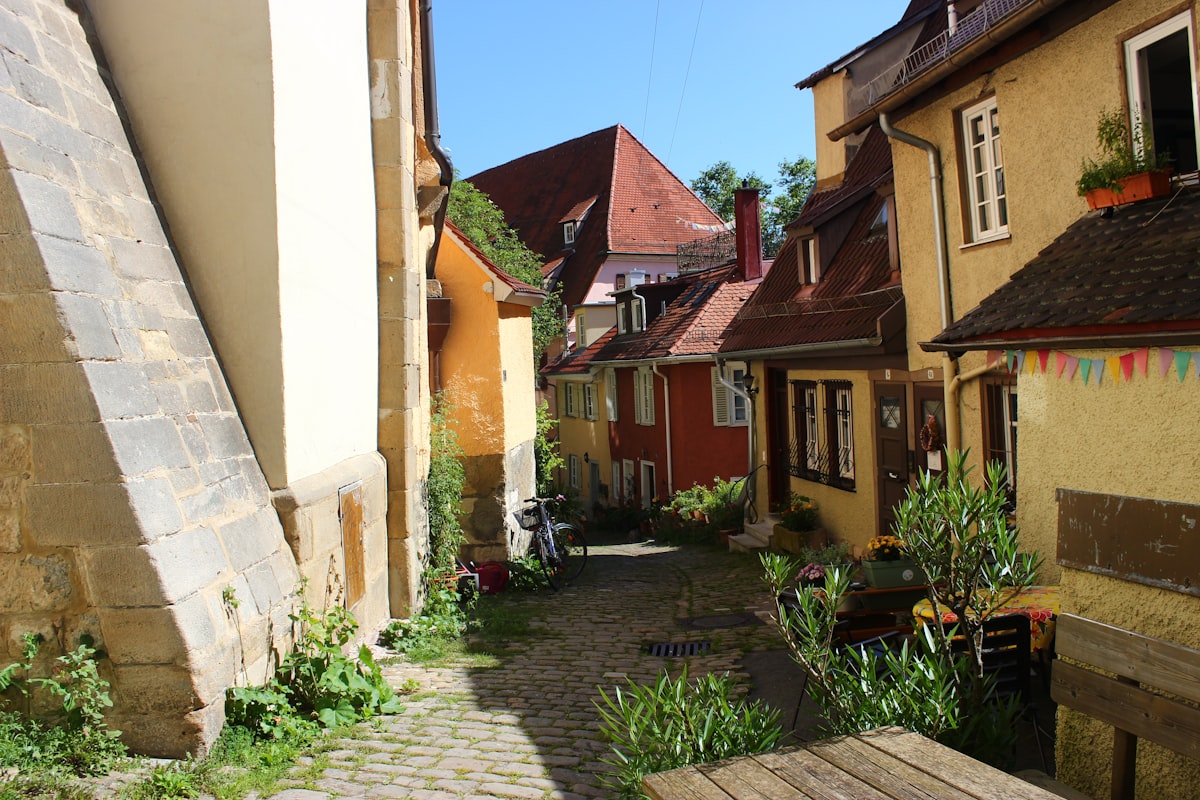 Uliczka z kolorowymi kamienicami w Europie – rynek zagraniczny