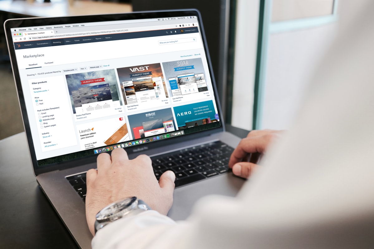 SEO a GEO: co zmienia się, gdy odpowiedzi przejmuje AI 1 SEO a GEO – Wyniki wyszukiwania na laptopie – co widzi użytkownik