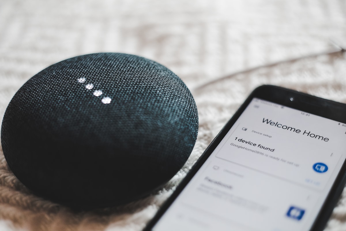 Jakość danych produktowych a widoczność w AI: dlaczego PIM karmi też GEO 2 Asystent głosowy i smartfon – wyszukiwanie konwersacyjne