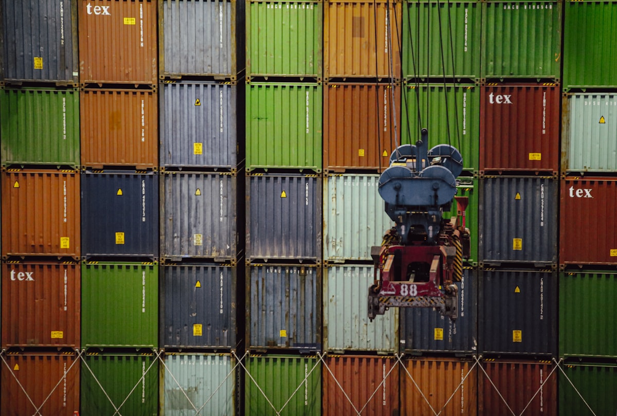 Akeneo PIM: kiedy zarządzanie danymi produktowymi wymyka się z arkusza 2 Kolorowe kontenery transportowe ułożone w porcie
