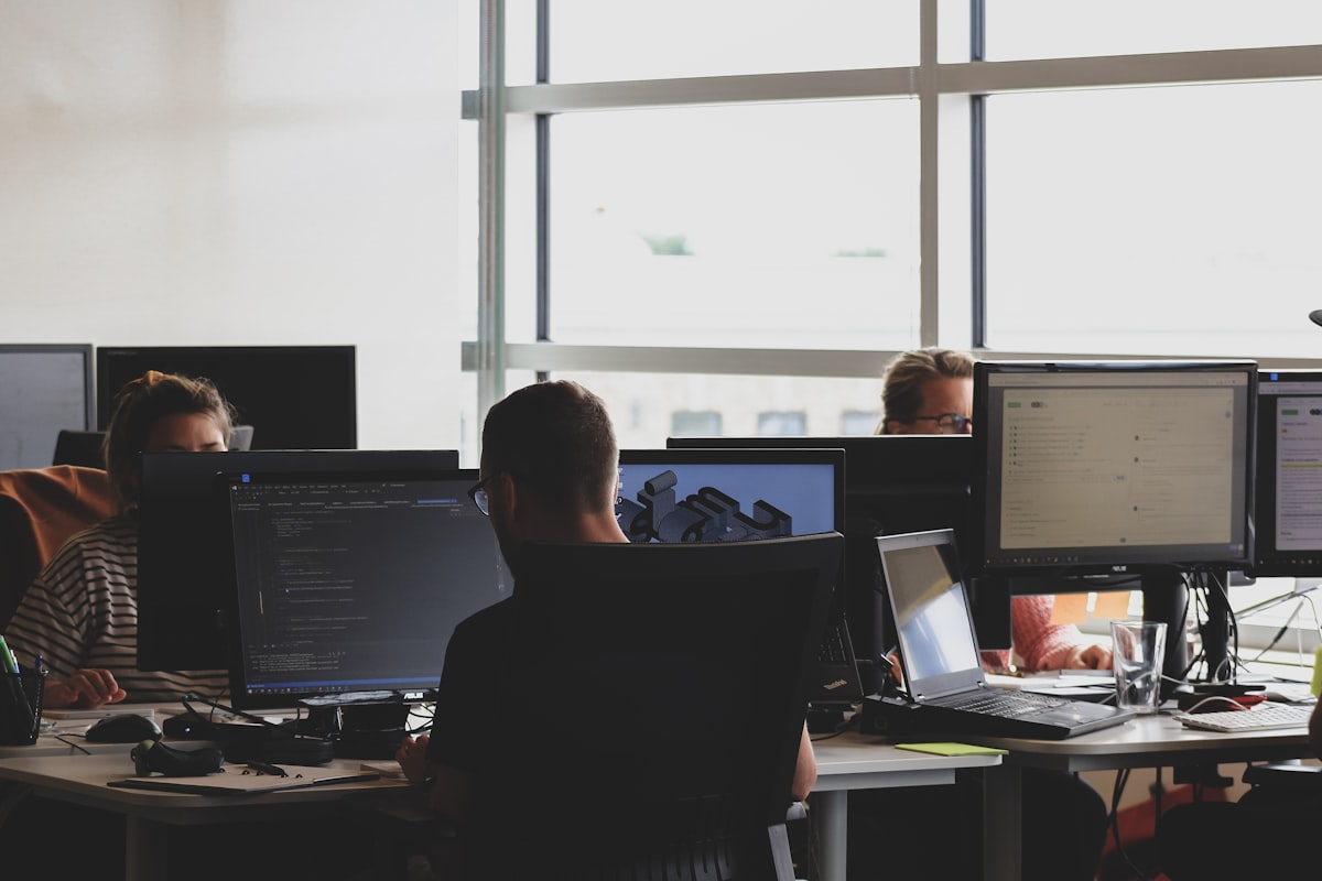 Wdrożenie Akeneo – Programiści przy monitorach – prace wdrożeniowe