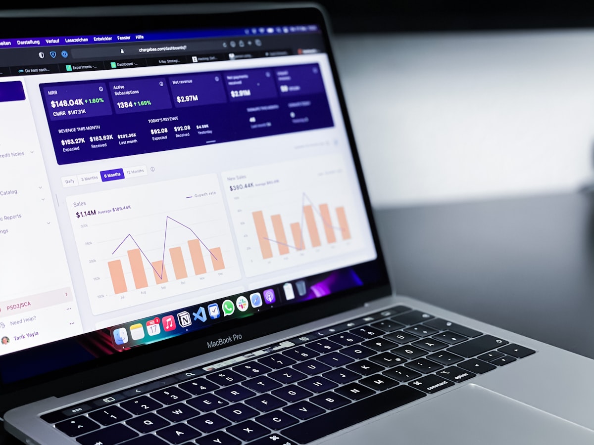 Jakość danych produktowych a widoczność w AI: dlaczego PIM karmi też GEO 1 Jakość danych produktowych – Panel analityczny na laptopie – dane produktowe