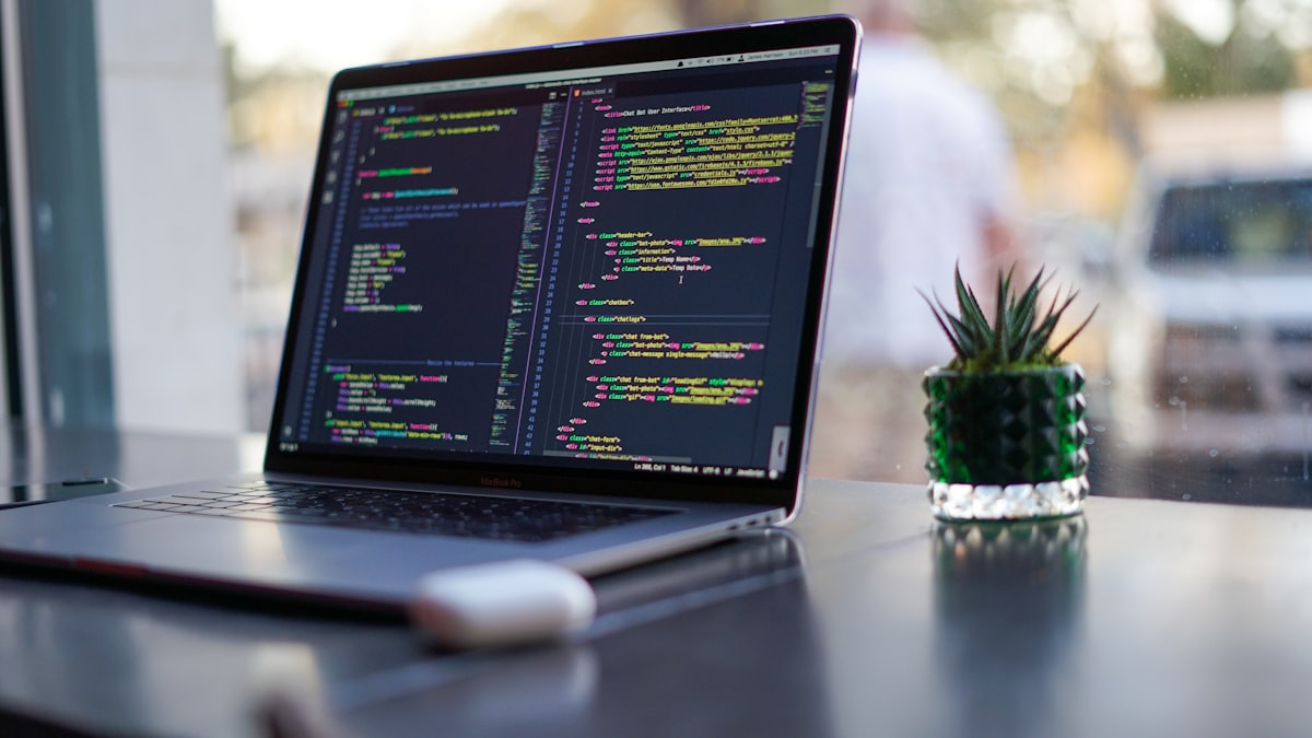 Dane strukturalne w PrestaShop pod AI: Product, FAQ, Organization 2 Programista przy laptopie – wdrożenie znaczników w PrestaShop