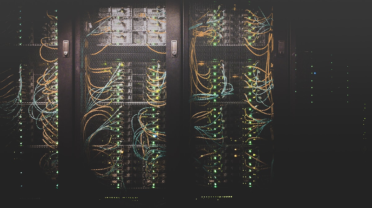 Serwerownia z szafami rack – wydajność i synchronizacja danych
