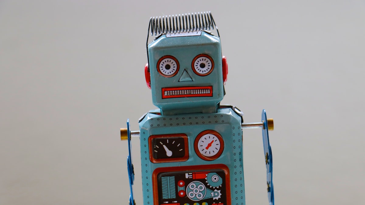 llms.txt w sklepie internetowym: po co jest i jak wdrożyć w PrestaShop 2 Robot – plik adresowany wprost do modeli AI