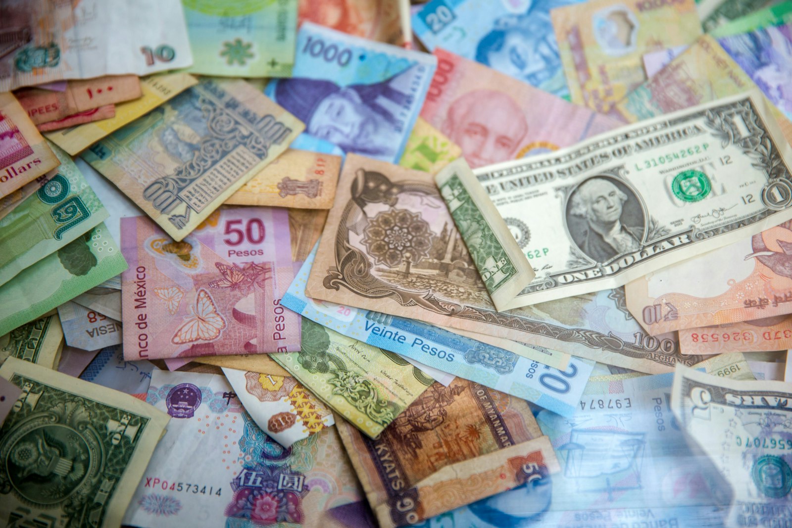 Banknoty różnych walut świata – wielowalutowość sklepu