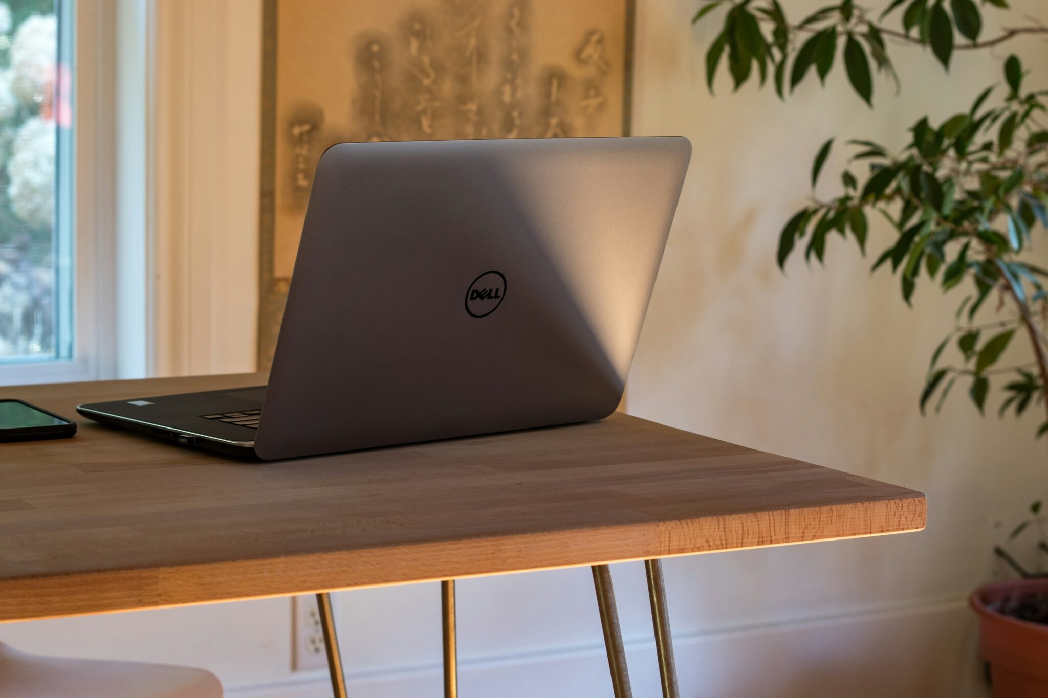 Laptop biznesowy Dell na biurku – sprzęt poleasingowy