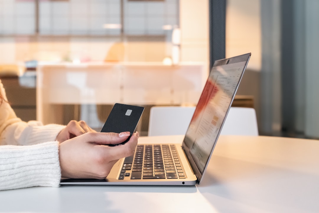 Optymalizacja checkoutu PrestaShop: krótsza droga do zamówienia 1 Karta płatnicza obok laptopa: koszt dostawy widoczny przed checkoutem