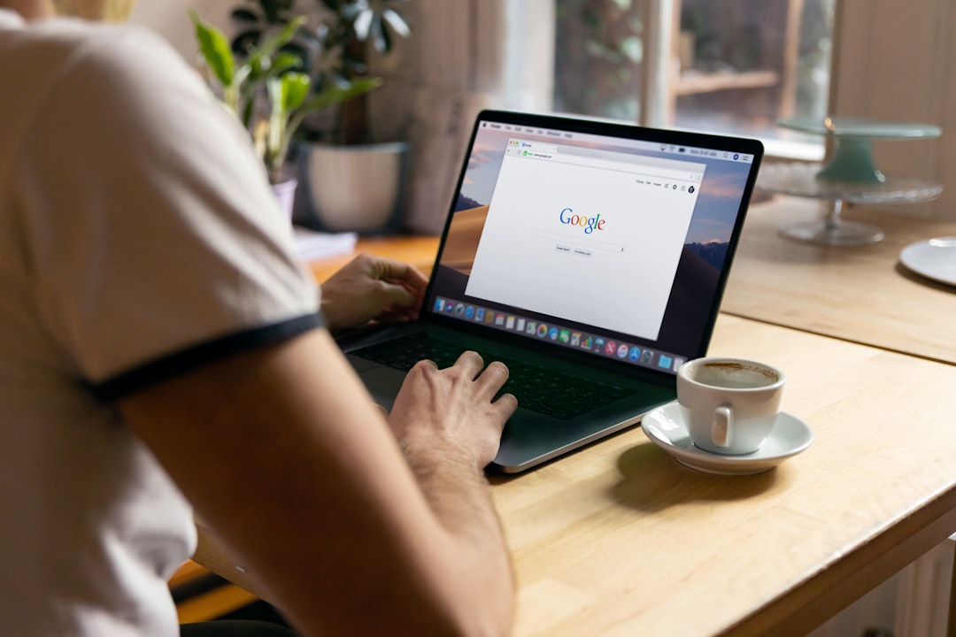 Wyszukiwarka na ekranie laptopa: kontrola po zmianach w sklepie